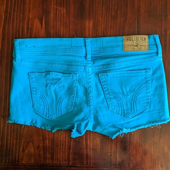 Short shorts - Picture 2 of 3